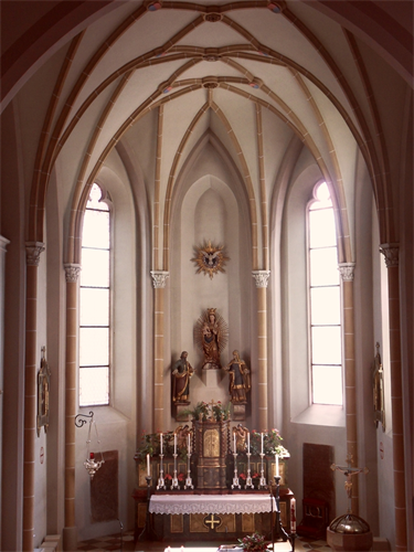 Die Pfarrkirche von innen, Altarraum.